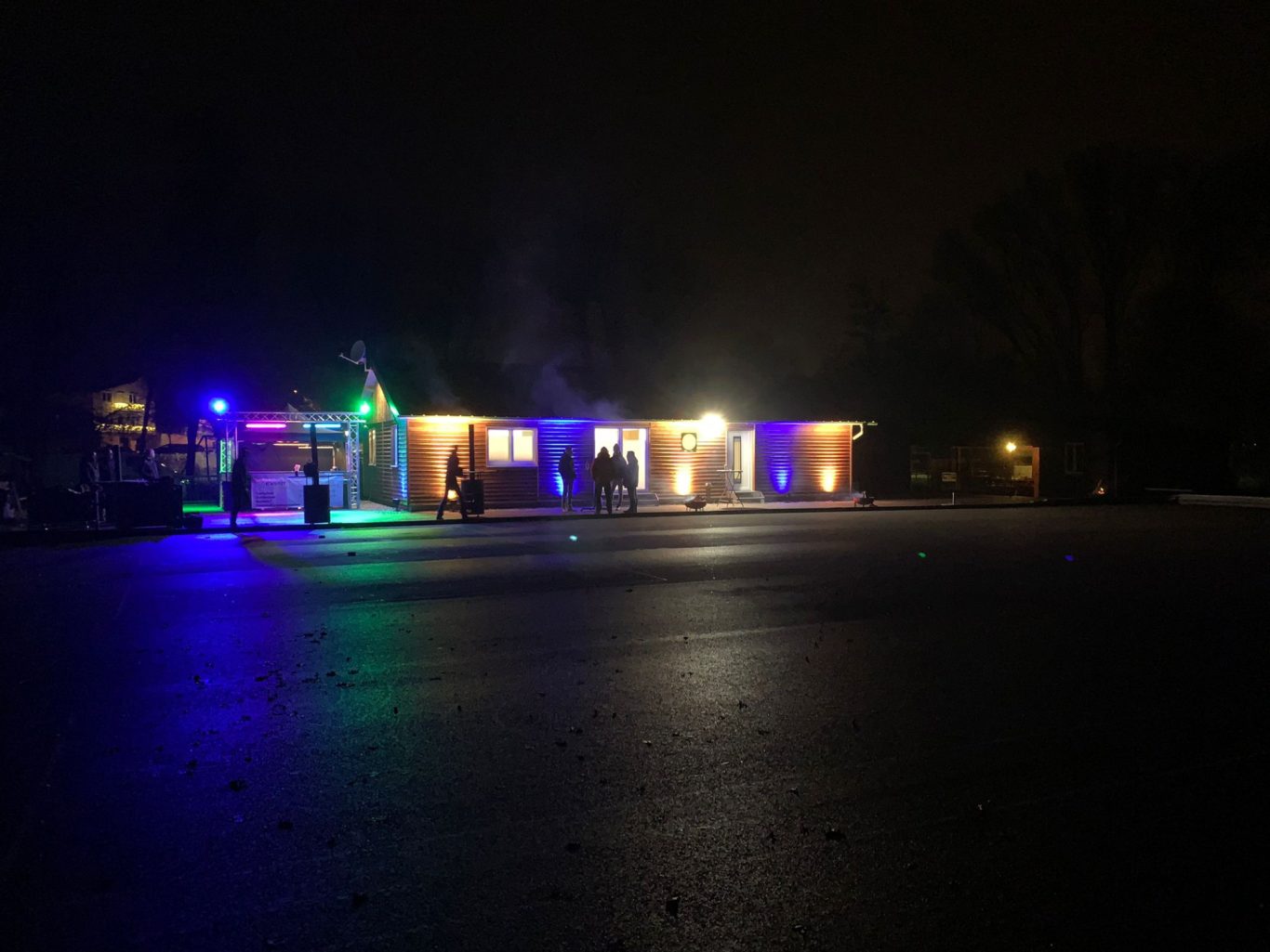 Vereinsheim bei Nacht